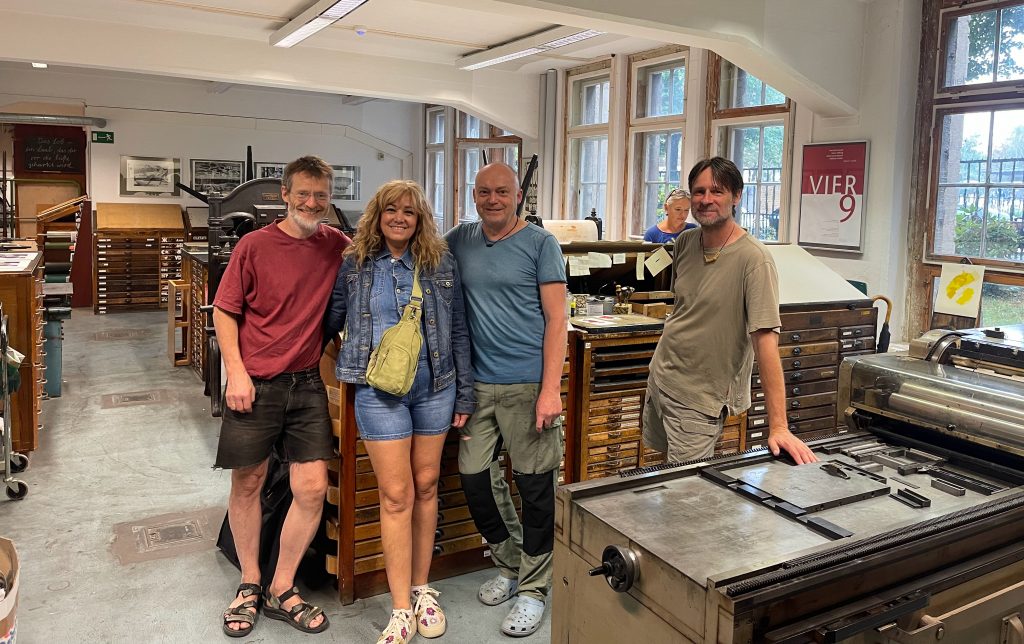 Eliana with the printmakers of Grafikwerkstatt Dresden!